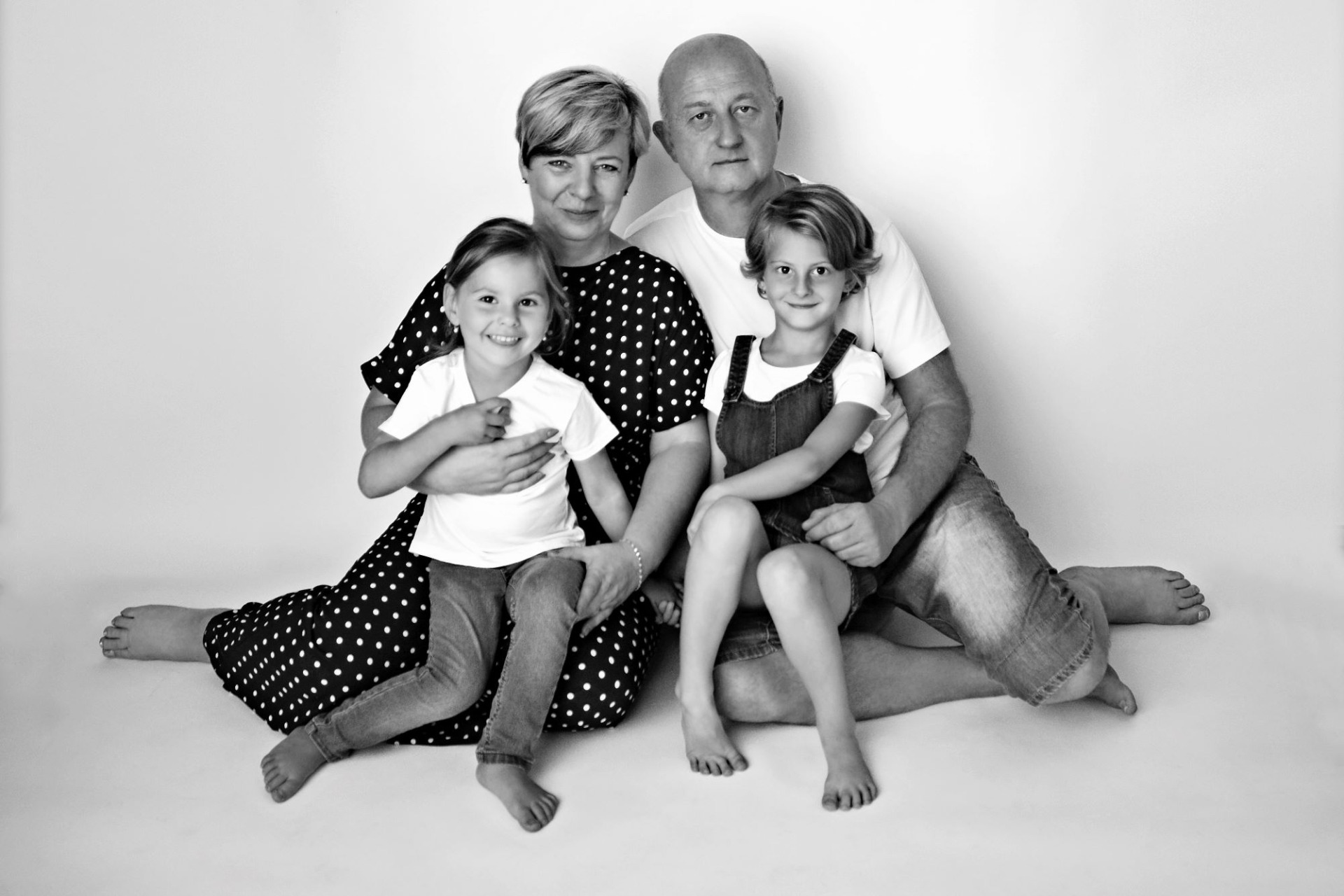 Černobílá fotografie rodinného focení s babičkou, dědou a vnoučaty. Domácí fotoateliér Mladá Boleslav.
